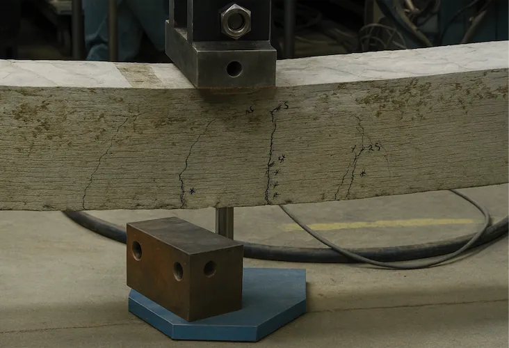 نمونه آزمون خمش و ترک‌زایی در سیمان الاستیک